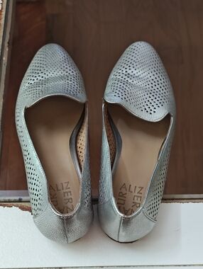 Naturalizer Silver Perforated Leather Women’s Loafers Sz 6